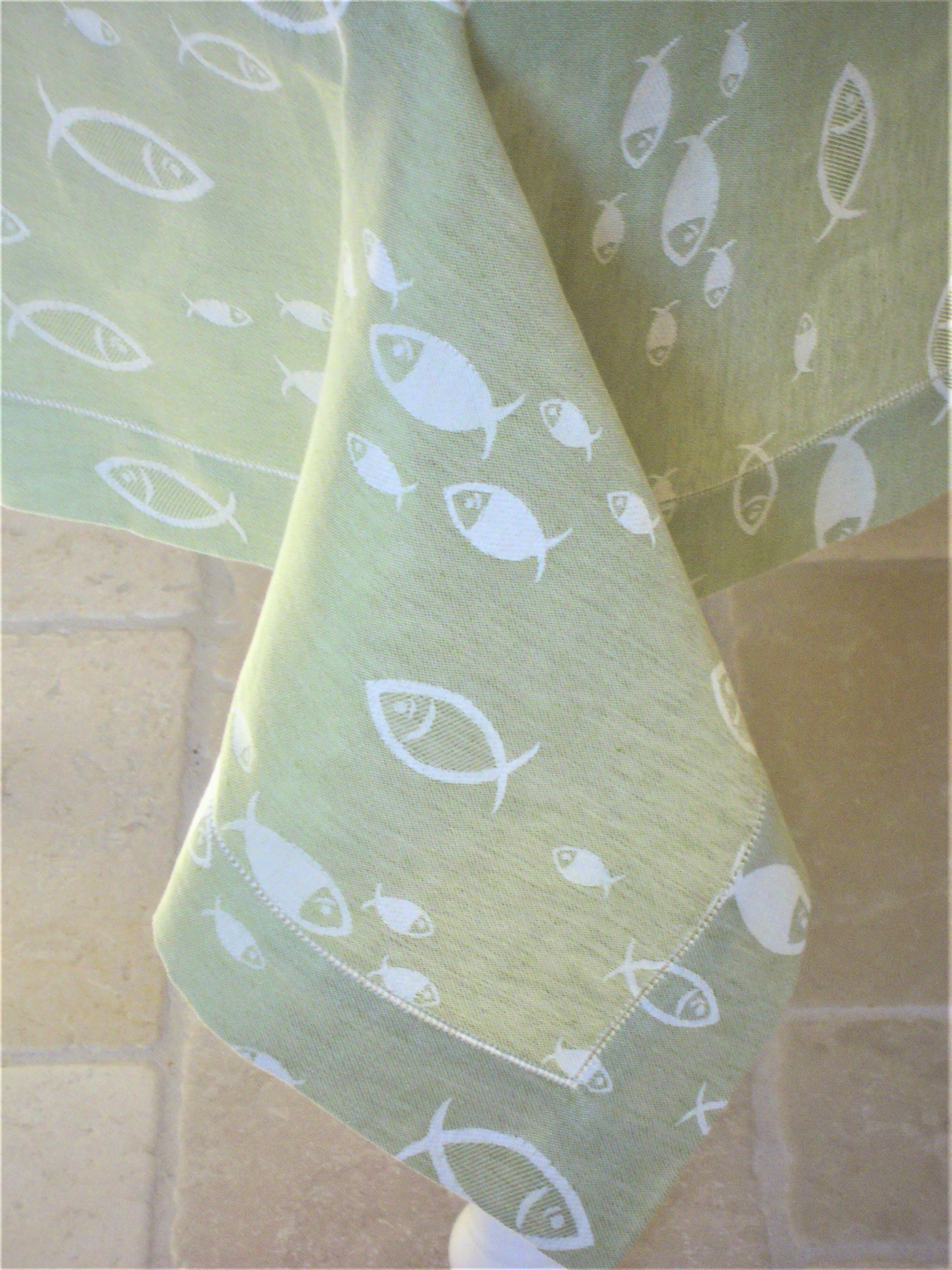 Tovaglia, tessitura artigianale in misto lino/cotone, con disegno con pesci e finitura punto a giorno, colore verde muschio