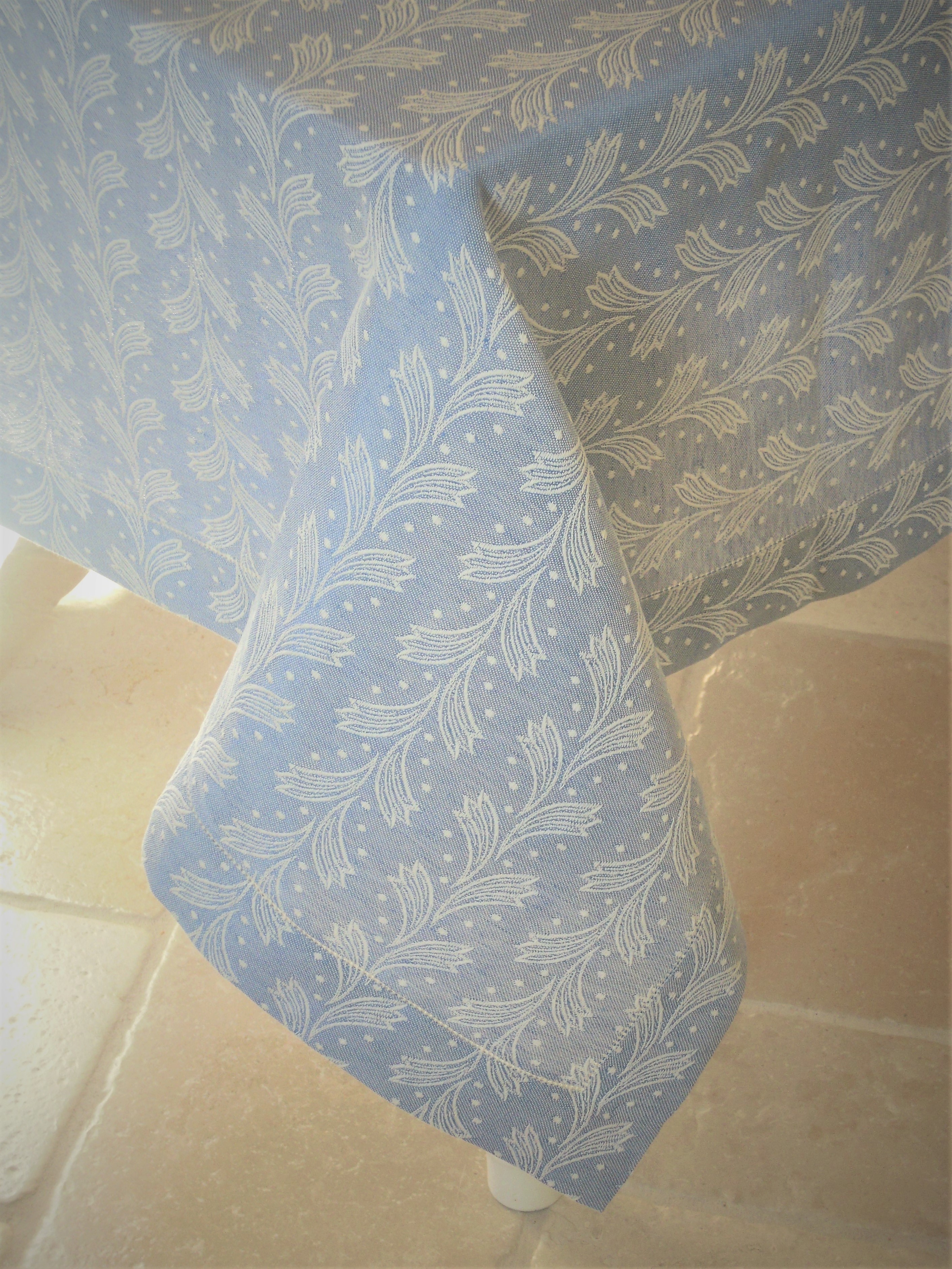 Tovaglia, tessitura artigianale in misto lino/cotone, con disegno a spighe e finitura punto a giorno, colore azzurro cm 100x100