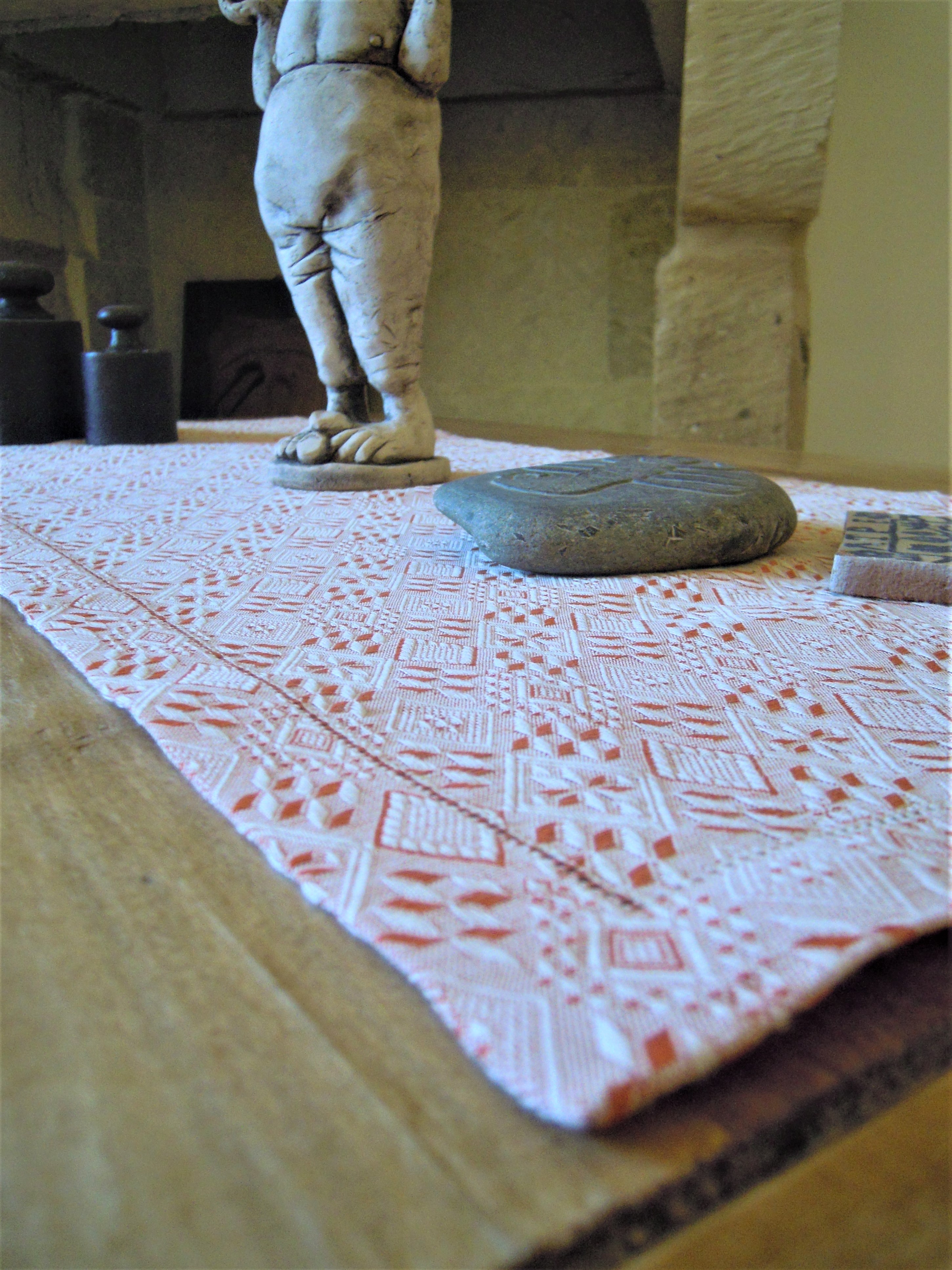 Runner da tavola, tessuto artigianalmente con disegno Biscotto salentino, disponibile nella misura cm 300x45, colore zenzero