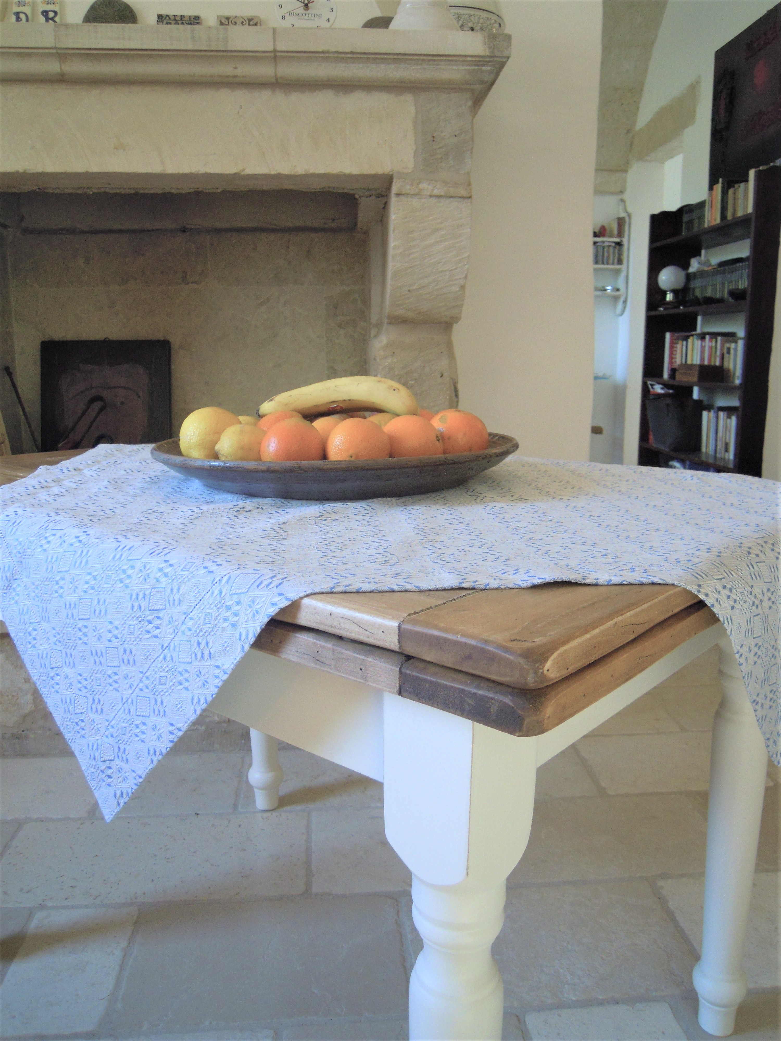 Runner da tavola, tessuto artigianalmente con disegno Biscotto salentino, disponibile nella misura cm 200x45, colore azzurro