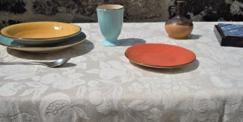 Tovaglia, tessitura artigianale in misto lino/cotone, con disegno floreale e finitura punto a giorno, colore tortora cm 300x160