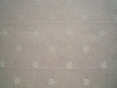 Tovagliolo, tessitura artigianale in misto lino/cotone, disegno con api di colore grigio, cm 40x40.