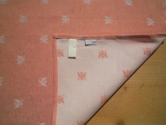 Tovagliolo, tessitura artigianale in misto lino/cotone, disegno con api di colore rosso, cm 40x40.