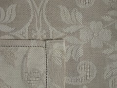 Tovagliolo, tessitura artigianale in misto lino/cotone, con disegno floreale di colore grigio, cm 40x40.