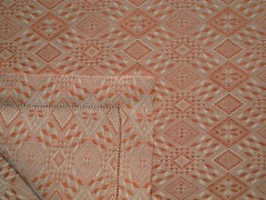 Runner da tavola, tessuto artigianalmente con disegno a rombi, disponibile nella misu-ra cm 300x45, colore rosso