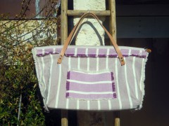 Borsa in cotone tessuto artigianalmente a righe viola, sfrangiata, con manici in cuoio