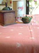 Tovaglia, tessitura artigianale in misto lino/cotone, con disegno con api e finitura punto a giorno, colore rosso cm 200x160