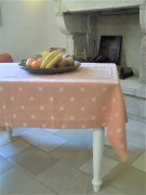 Tovaglia, tessitura artigianale in misto lino/cotone, con disegno con api e finitura punto a giorno, colore rosso cm 350x160.