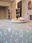 Tovaglia tessitura artigianale in misto lino/cotone con disegno con pesci e finitura punto a giorno, colore verde muschio, cm 100x100.