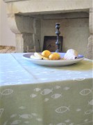 Tovaglia tessitura artigianale in misto lino/cotone con disegno con pesci e finitura punto a giorno, colore verde muschio