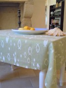 Tovaglia tessitura artigianale in misto lino/cotone con disegno con pesci e finitura punto a giorno, colore verde muschio, cm 350x160.