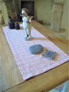 Runner da tavola, tessuto artigianalmente con disegno a rombi, disponibile nella misu-ra cm 300x45, colore rosso