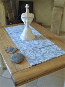 Runner da tavola, tessuto artigianalmente con disegno Giglio cm 300x45 azzurro