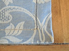 Runner da tavola, tessuto artigianalmente disegno con pesci, disponibile nella misura cm 150x45, colore blu