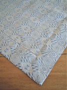 Runner da tavola, tessuto artigianalmente con disegno a rombi, disponibile nella misura cm 150x45, colore blu