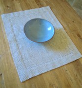 Tovaglietta per colazione, tessitura artigianale in misto lino/cotone, con disegno rombi e finitura punto a giorno, colore azzurra, cm 45x60.