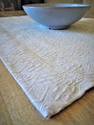 Tovaglietta per colazione, tessitura artigianale in misto lino/cotone, con disegno floreale e finitura punto a giorno, colore azzurro, cm 45x60.