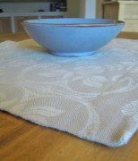 Tovaglietta per colazione, tessitura artigianale in misto lino/cotone, con disegno floreale e finitura punto a giorno, colore tortora, cm 45x60.