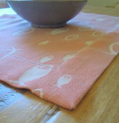 Tovaglietta per colazione, tessitura artigianale in misto lino/cotone, disegno con pesci e finitura punto a giorno, colore rosso, cm 45x60.