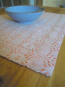 Tovaglietta per colazione, tessitura artigianale in misto lino/cotone, con disegno floreale e finitura punto a giorno, colore rosso, cm 45x60.