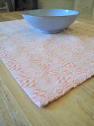 Tovaglietta per colazione, tessitura artigianale in misto lino/cotone, con disegno floreale e finitura punto a giorno, colore rosso, cm 45x60.