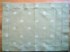 Tovaglietta per colazione, tessitura artigianale in misto lino/cotone, con disegno con api e finitura punto a giorno, colore verde muschio, cm 45x60.