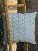 Cuscino piccolo, tessuto artigianalmente con disegno a spighe colore azzurro, disponibile nella misura cm 50x50.