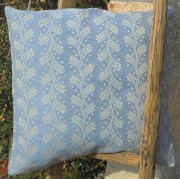 Cuscino piccolo, tessuto artigianalmente con disegno a spighe colore azzurro, disponibile nella misura cm 50x50.