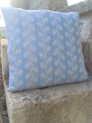 Cuscino piccolo, tessuto artigianalmente con disegno a spighe colore azzurro, disponibile nella misura cm 50x50.