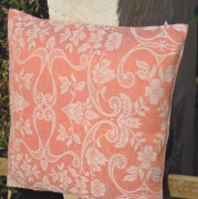 Cuscino piccolo, tessuto artigianalmente con disegno floreale colore rosso disponibile nella misura cm 50x50.