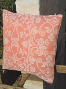 Cuscino piccolo, tessuto artigianalmente con disegno floreale colore rosso disponibile nella misura cm 50x50.