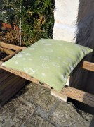 Cuscino piccolo, tessuto artigianalmente con disegno a pesci colore verde antico, disponibile nella misura cm 50x50.