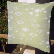 Cuscino piccolo, tessuto artigianalmente con disegno a pesci colore verde muschio, disponibile nella misura cm 50x50.