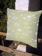 Cuscino piccolo, tessuto artigianalmente con disegno a pesci colore verde antico, disponibile nella misura cm 50x50.