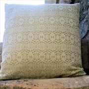 Cuscino piccolo, tessuto artigianalmente con disegno biscotto salentino verde muschio, disponibile nella misura cm 50x50.