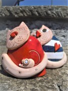 Gatto campanella, pezzo unico in ceramica. Colore rosso, con chiocciola