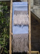 Asciugamani  tessitura in puro lino artigianale con disegno giglio finitura macramé, colore azzurro