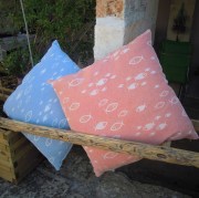 Cuscino piccolo, tessuto artigianalmente con disegno a pesci colore rosso, disponibile nella misura cm 50x50.