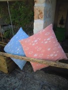 Cuscino piccolo, tessuto artigianalmente con disegno a pesci colore rosso, disponibile nella misura cm 50x50.