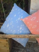 Cuscino piccolo, tessuto artigianalmente con disegno a rombi verde antico, disponibile nella misura cm 50x50.