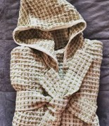 Accappatoio tessitura artigianale in cotone naturale con rilievo a nido d'ape, disponibile in vari colori.