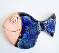 Pesce blu, da appendere. Pezzo unico artigianale in ceramica. Misura cm 8