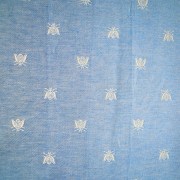 Runner da tavola, tessuto artigianalmente con disegno Api, disponibile nella misura cm 250x45, colore azzurro