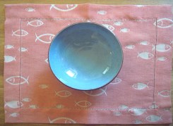 Tovaglietta per colazione, tessitura artigianale in misto lino/cotone, disegno con pesci e finitura punto a giorno, colore rosso, cm 45x60.