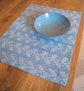 Tovaglietta per colazione, tessitura artigianale in misto lino/cotone, con disegno a spighe e finitura punto a giorno, colore azzurro cm 45x60