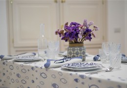 Tovaglia, tessitura artigianale in misto lino/cotone, con disegno a pesci e finitura punto a giorno, colore blu