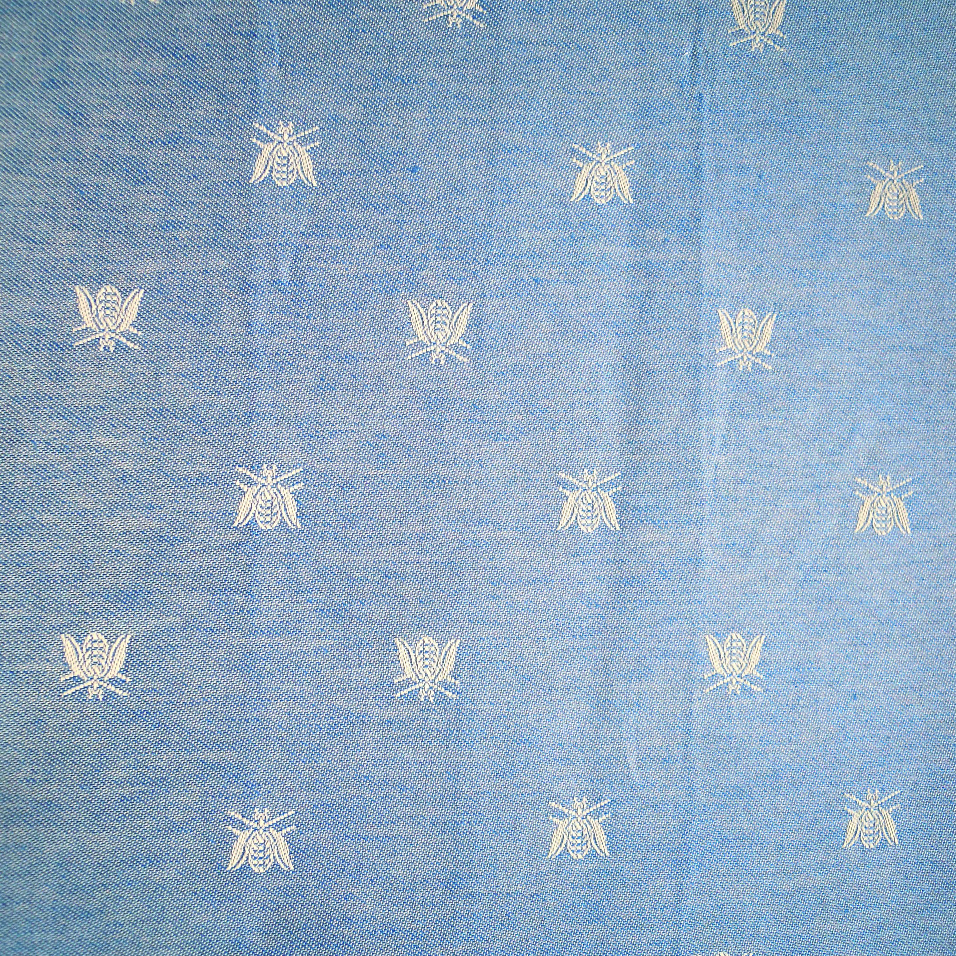 Runner da tavola, tessuto artigianalmente con disegno Api, disponibile nella misura cm 300x45, colore azzurro