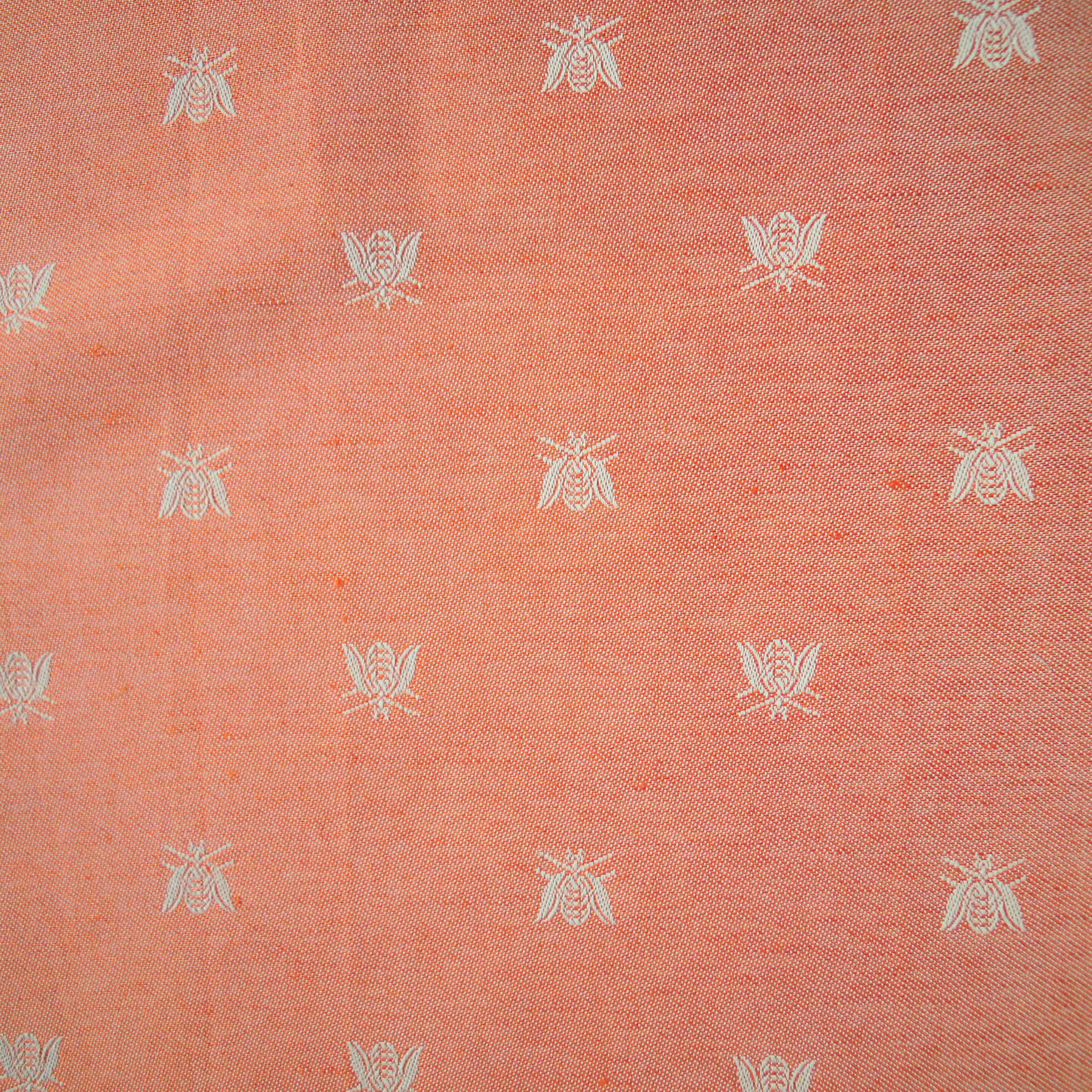 Runner da tavola, tessuto artigianalmente con disegno Api, disponibile nella misura cm 300x45, colore zenzero