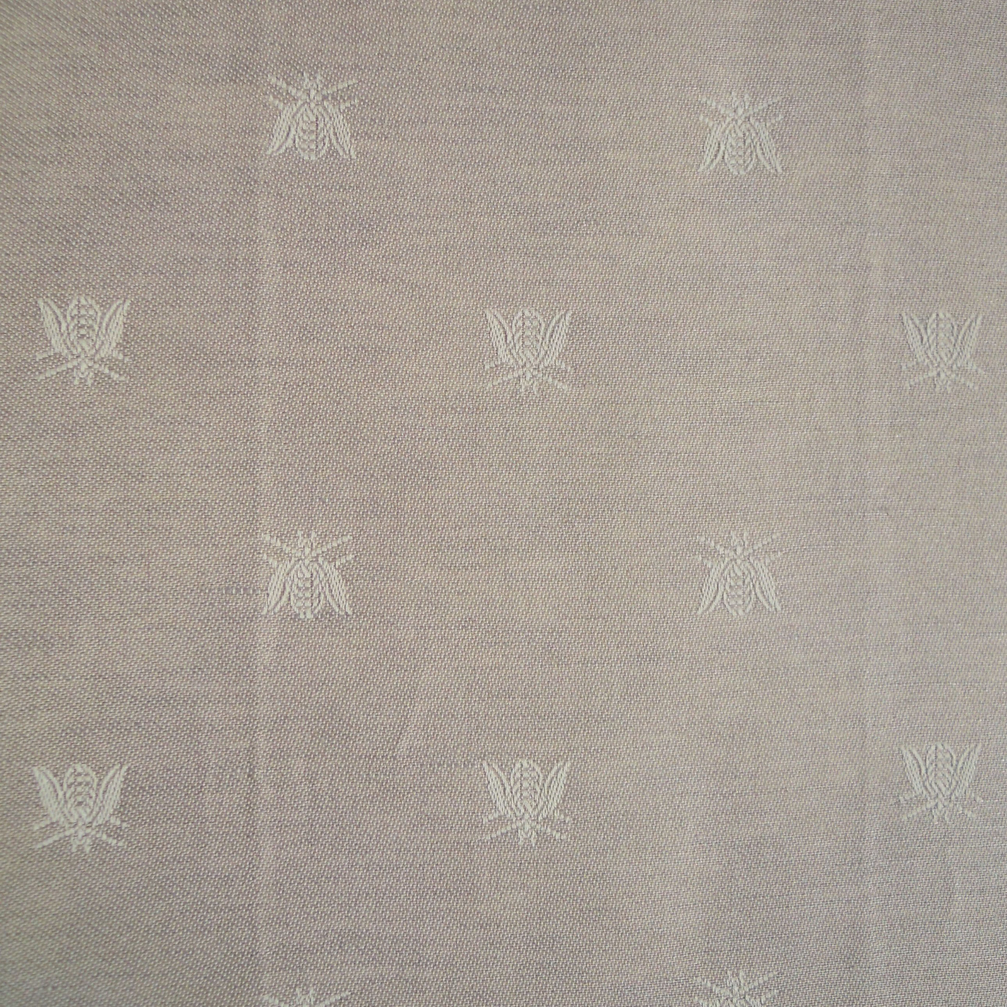 Runner da tavola, tessuto artigianalmente con disegno Api, disponibile nella misura cm 300x45, colore tortora