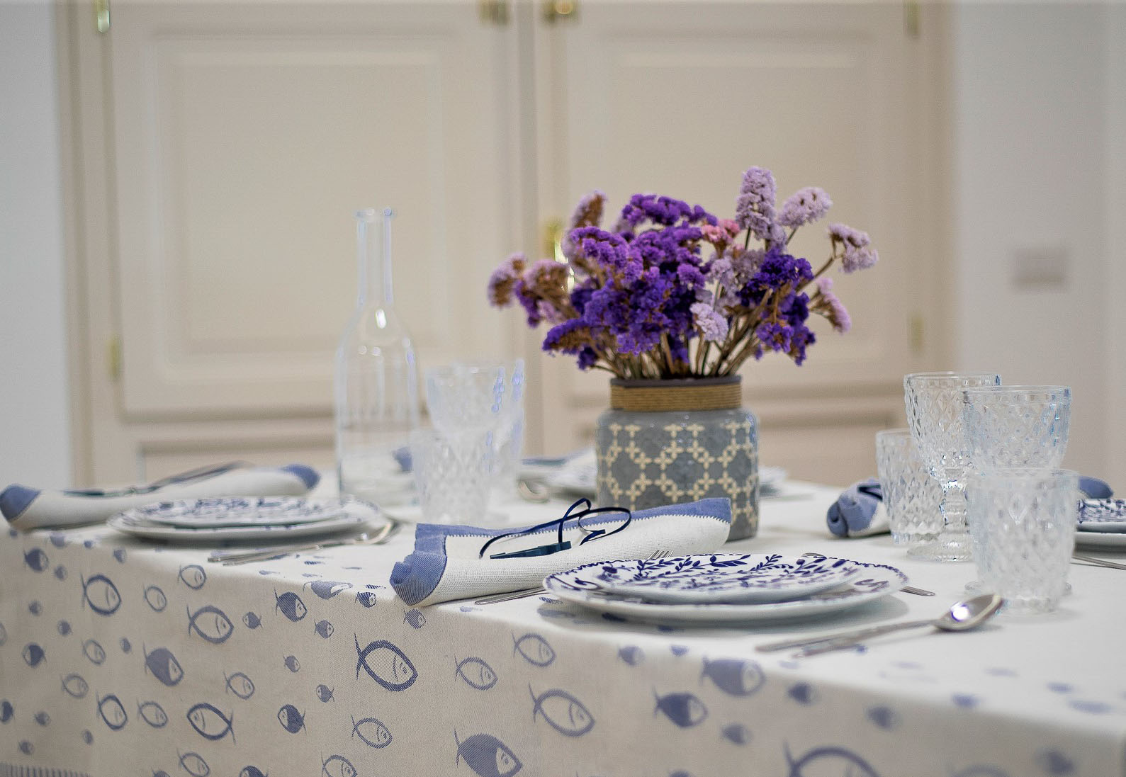 Tovaglia, tessitura artigianale in misto lino/cotone, con disegno a pesci e finitura punto a giorno, colore blu cm 100x100.